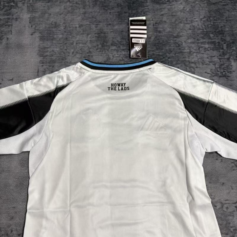 Conjunto Newcastle 25/26 Home - Branco e preto