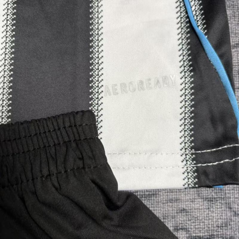 Conjunto Newcastle 25/26 Home - Branco e preto