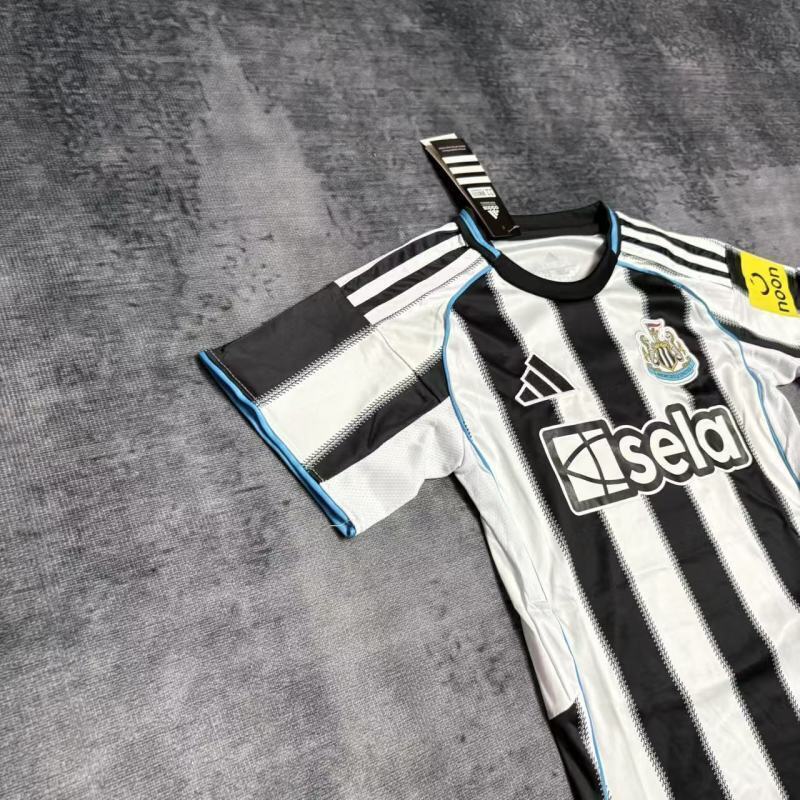 Conjunto Newcastle 25/26 Home - Branco e preto