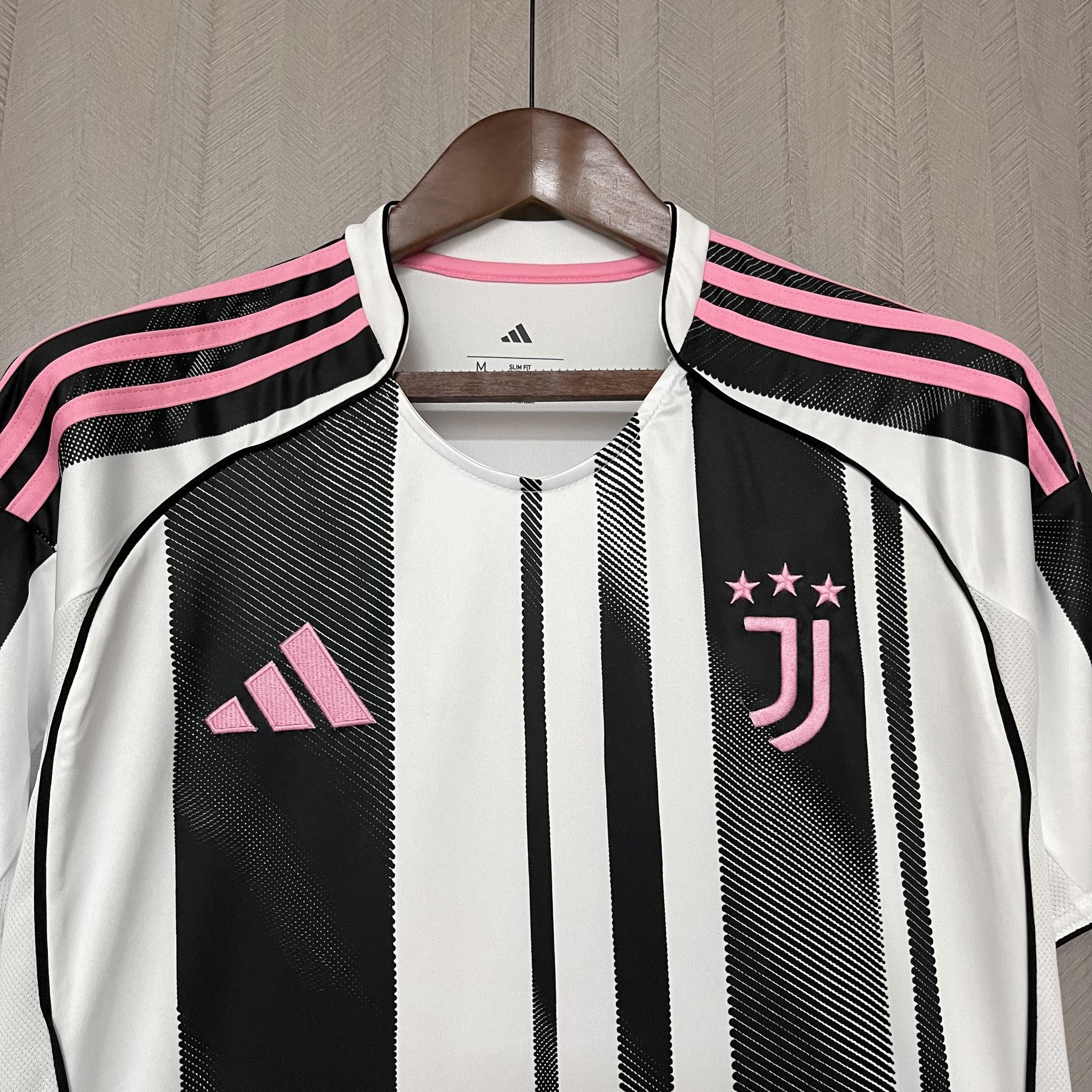 Camisa Juventus Titular 25/26 - Preto e Rosa