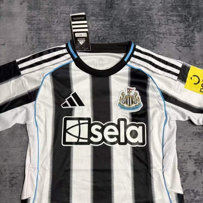 Conjunto Newcastle 25/26 Home - Branco e preto