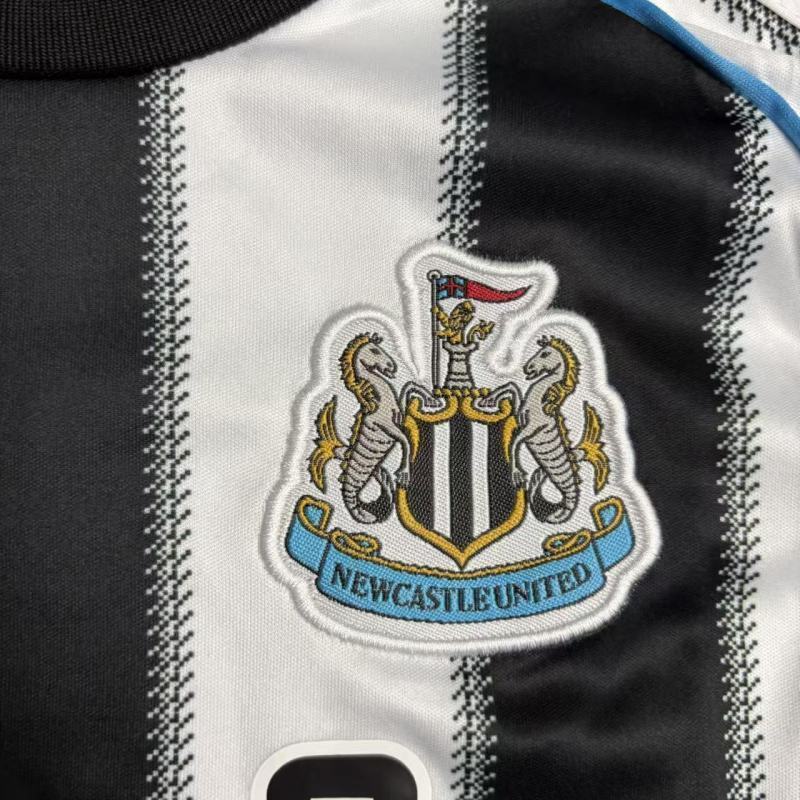 Conjunto Newcastle 25/26 Home - Branco e preto
