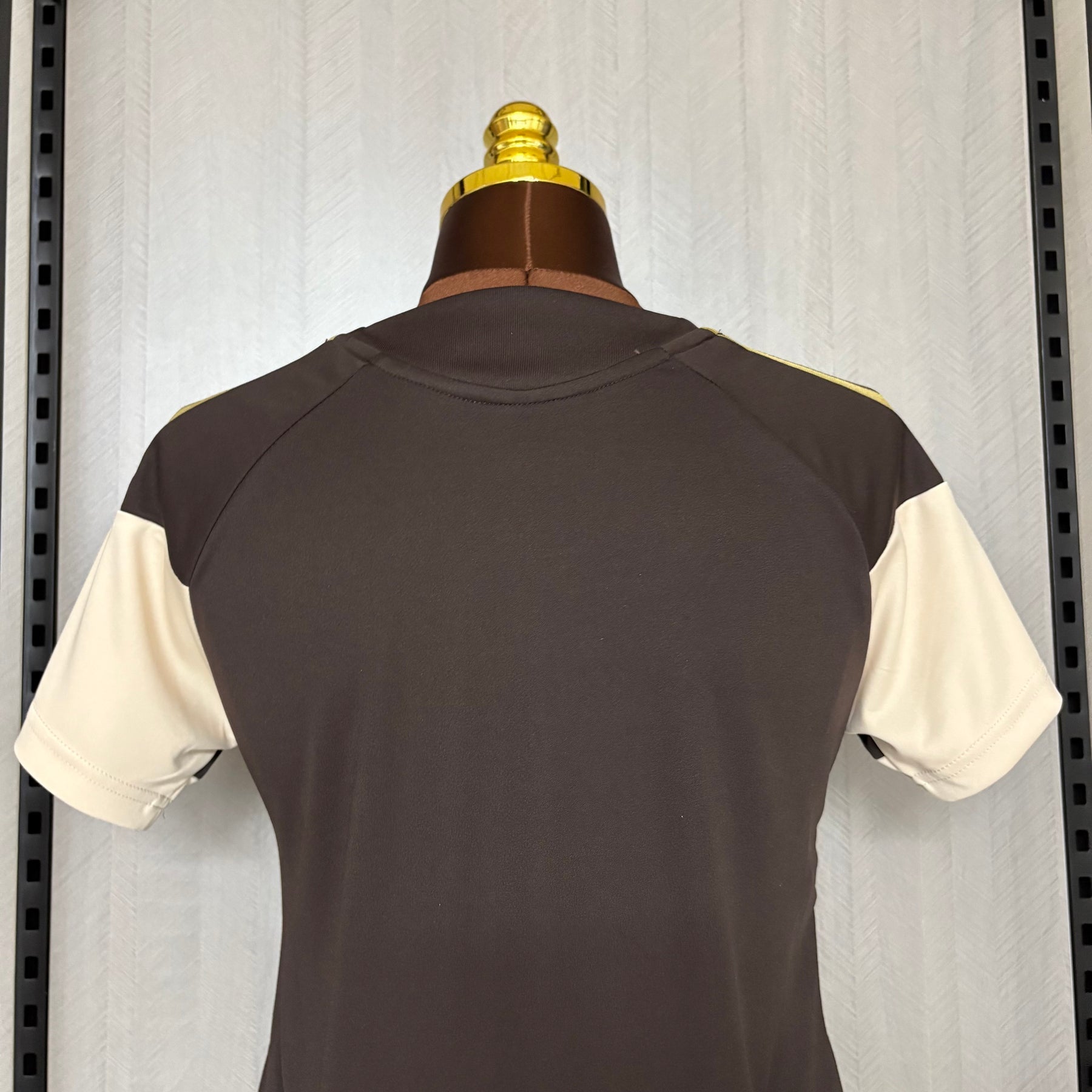 Camisa Flamengo Treino Comissão 2026 - Feminina Baby Look Marrom