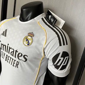 Camisa Real Madrid Titular 2025/26 - Versão Jogador Branco e Dourado
