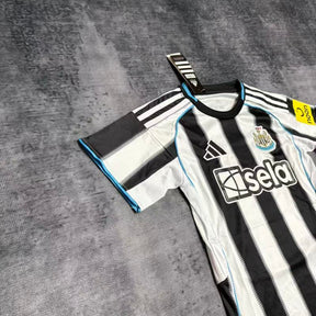 Conjunto Newcastle 25/26 Home - Branco e preto