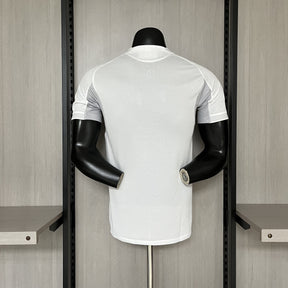 Camisa Real Madrid Titular 2025/26 - Versão Jogador Branco e Dourado